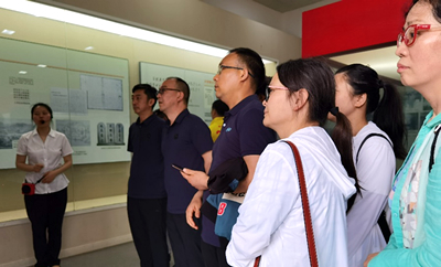 参观纪念馆.jpg